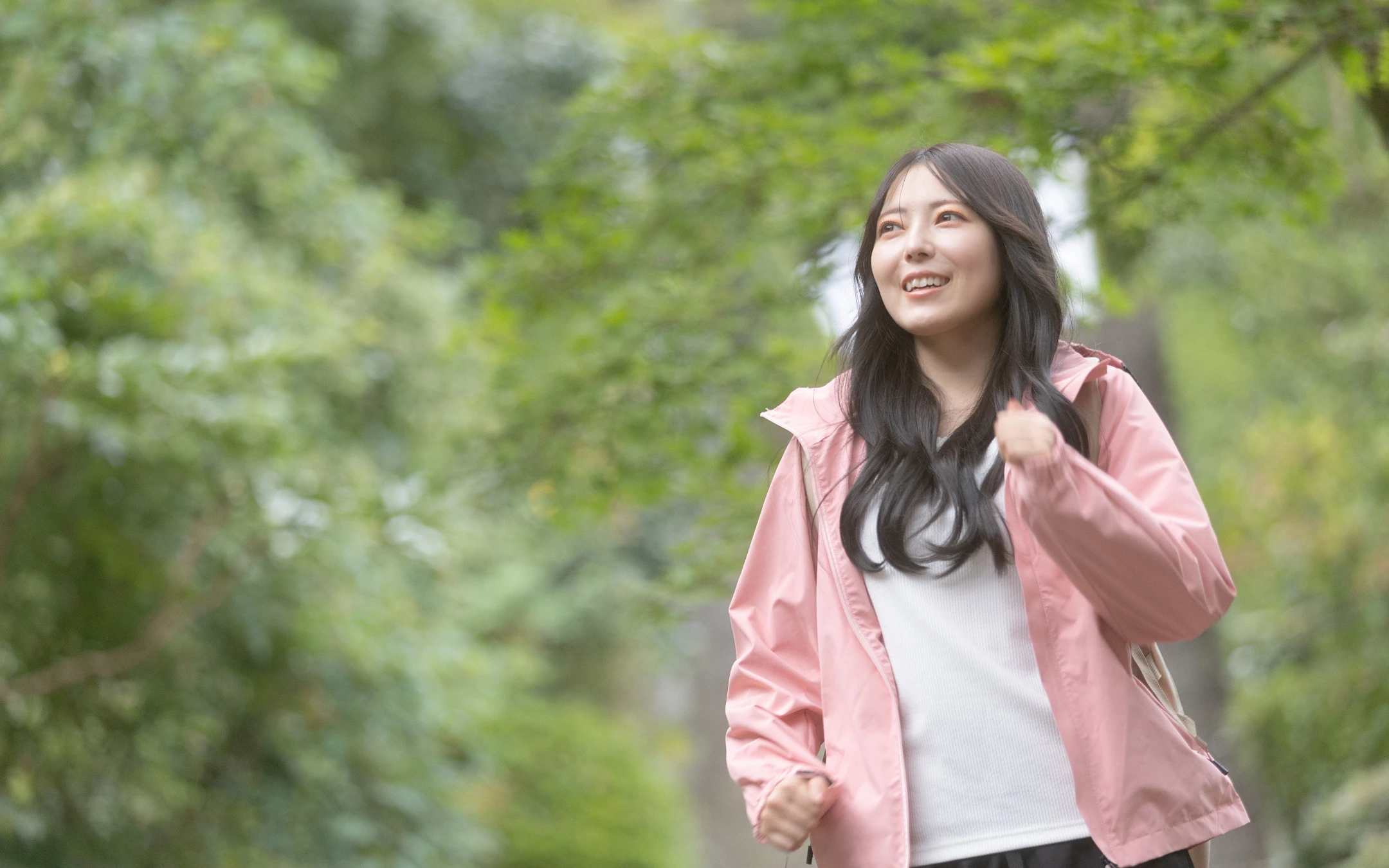里山の道を歩く